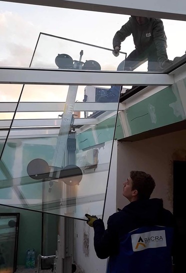 With the TGT EasyLift/XL pane lift, two fitters can insert even heavy panes into high roof structures.