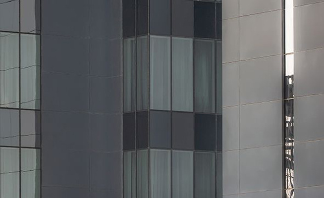 Glas Trösch manages to avoid intense colours by supplementing the silver layers with intermediate layers of metal oxides.