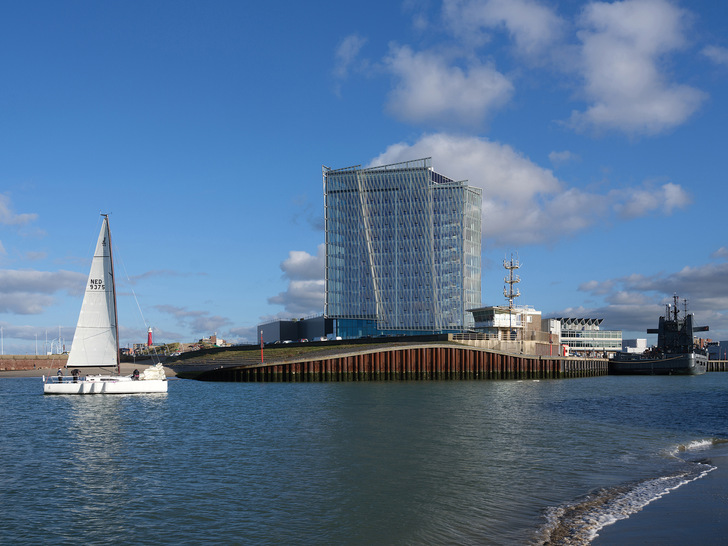 A ship in the wind: The new 4-star Inntel Hotel has facade elements that appear to be large sails to the observer. - © Flachglas MarkenKreis / Ossip van Duivenbode
