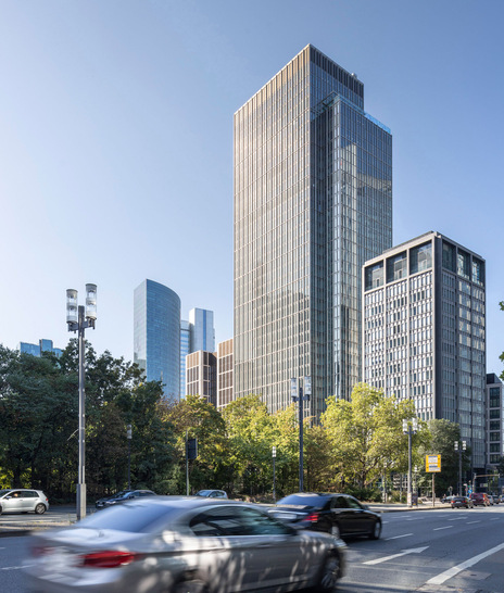 The 38-storey Marienturm grows from a base that follows the street lines. With its clear, concise shape, it fits harmoniously into the skyline of the Frankfurt banking district.