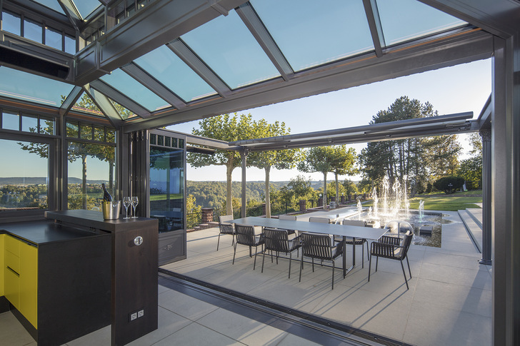 When it comes to glazing conservatories, it is important to choose the right glass. The conservatory manufacturer Vowisol offers a range of conservatory models with the appropriate insulating glass, as well as options for the hotel industry and historic buildings. - © Vowisol Wintergärten
