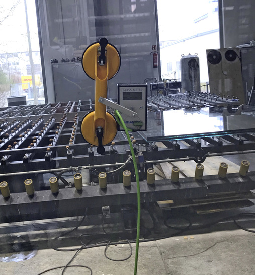 Using a suction cup, the distance gauge is placed in the centre of the IG unit, where the greatest deflection occurs.