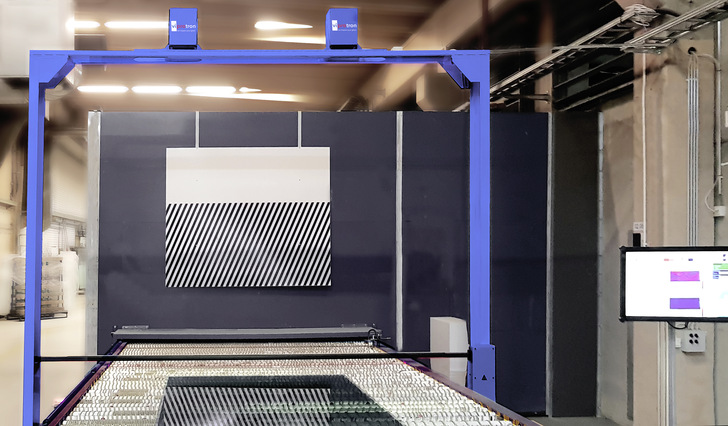 Here is a horizontal anisotropy scanner (blue) behind of the tempering oven. - © Viprotron
