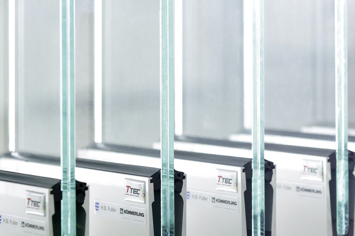 According to H.B. Fuller | Kömmerling, the new Loca elements with Clear Edge for the first time combine the design advantages of liquid lamination with an edgeless, fully transparent look.