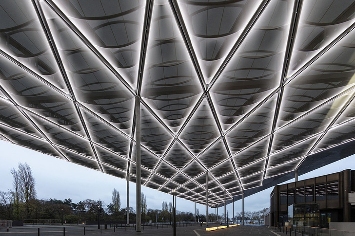 The translucent material changes with the weather during the day and is illuminated when it gets dark.