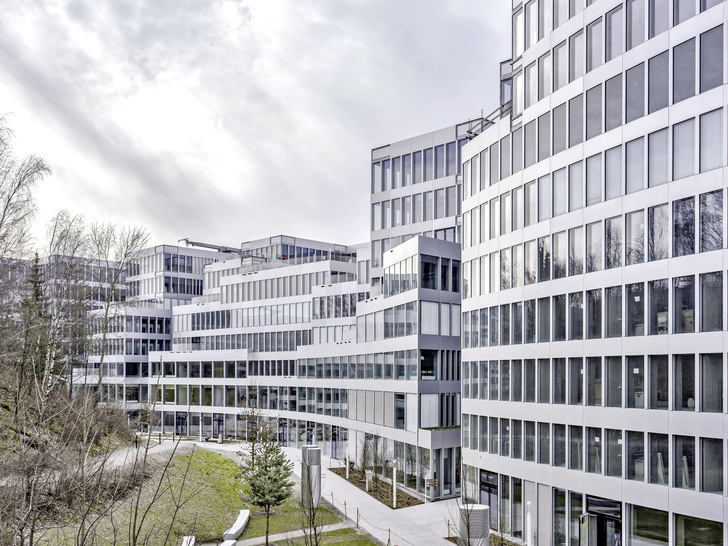 "The Circle" was executed by Josef Gartner GmbH as a Closed Cavity facade (CCF), for which, among other things, Gewe-safe LSG from Schollglas was used.