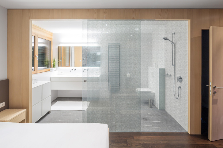 The GM Toproll Smart sliding door can also be installed in low passage heights or very thin ceiling constructions because it does not require a frame.