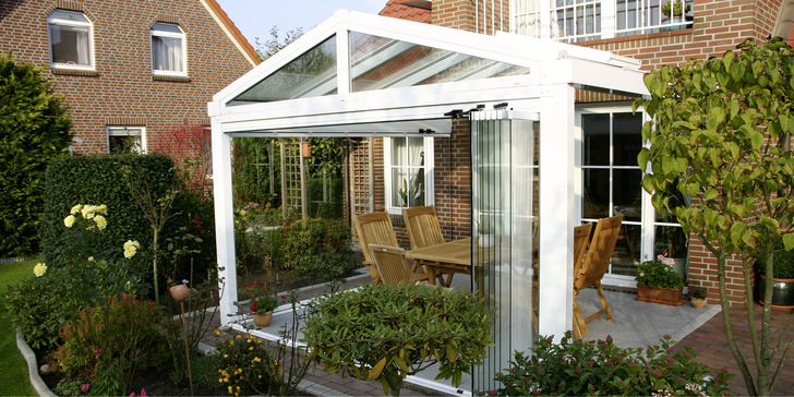 Depending on the system, glazing and installation location, building owners will have to pay different costs. In addition, extensions such as ventilation, heating, lighting or shading have an impact on the total price.