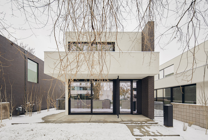 The three single-family homes of the "Humboldt Project" in the US city of Denver have large, modular forms that include large expanses of glass.