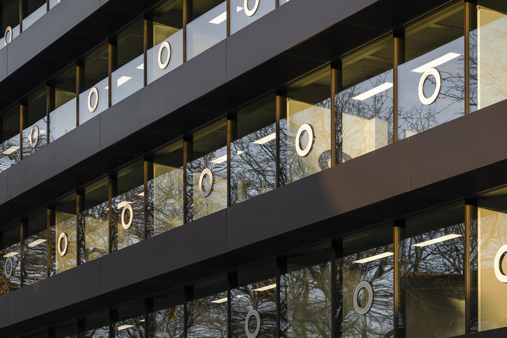 362 circular windows were inserted into the fixed facade glass at De Walvis. The window sashes of the portholes were specially developed by Schollglas for this project.