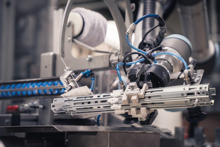 With the use of collaborative robots, Roto Window and Door Technology (FTT) is taking the next digitalisation step in manufacturing. - © Roto
