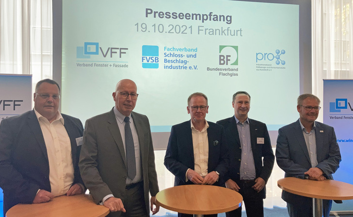 The representatives of the four industry associations VFF, BF, FVSB and pro-K presented the industry study on the window market in 2021 and 2022 in Frankfurt on 19 October. - © Daniel Mund / GLASWELT
