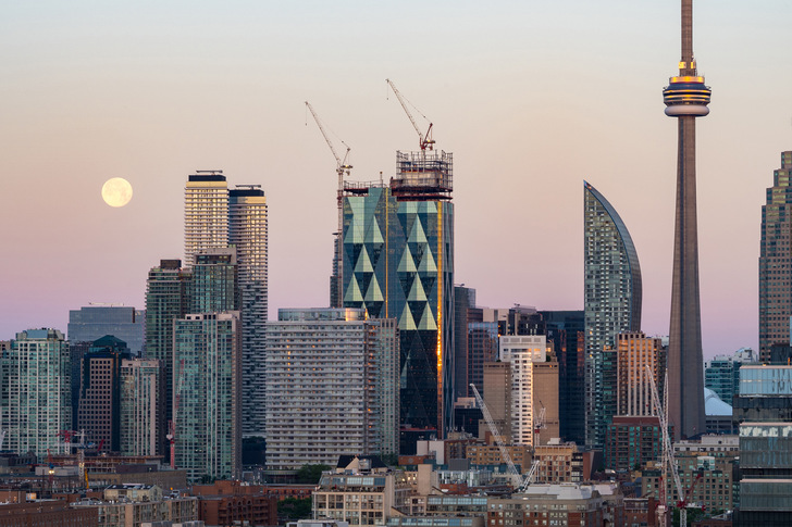 In the Canadian metropolis of Toronto, one of the most interesting and largest construction projects is currently being built: the sustainably planned CIBC Square. - © H.B. Fuller | Kömmerling
