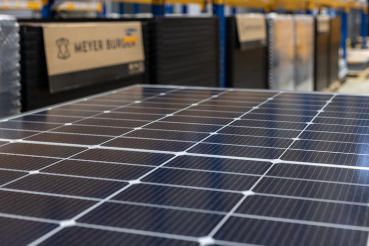 Meyer Burger has been manufacturing high-performance modules applying the pa-tented heterojunction SmartWire technology in its new plant in Freiberg/Saxony since summer 2021. Thanks to this technology, the modules take up more solar energy than conventional cells and produce electricity for longer.