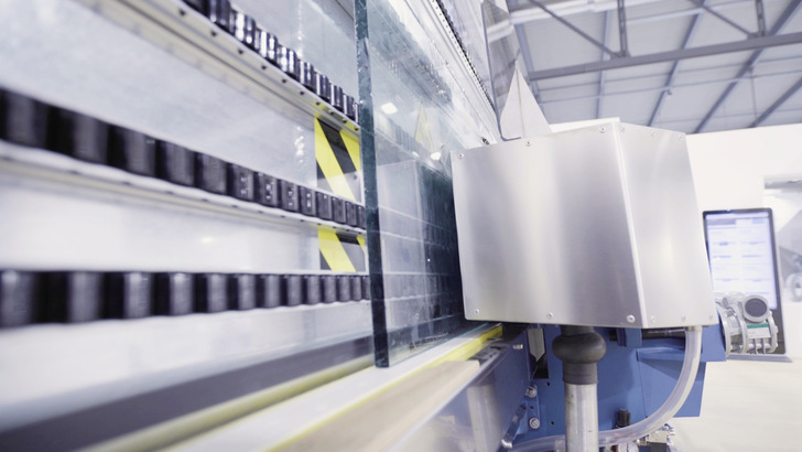 The automatic adjustment of the grinding wheel of the new ELB 11/45 edge processing machine from Bovone can be carried out in three different modes.