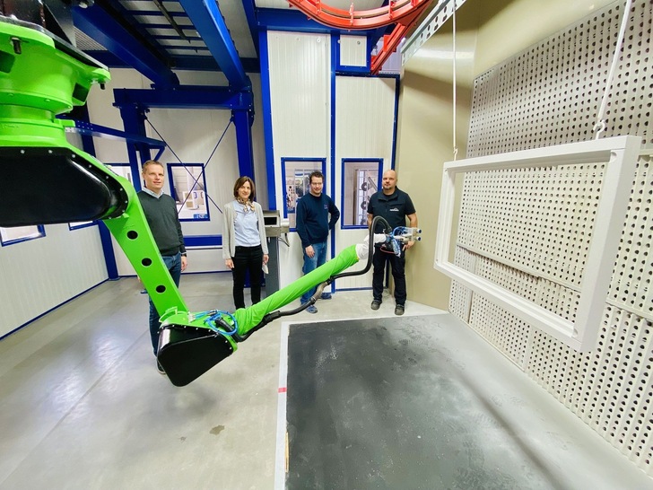 Cooperation in partnership: The new CMA painting robot was planned and realised by Remmers together with Range + Heine. From left to right: Elmar Kaiser (Remmers), Claudia Max-Heine (Range + Heine), Christian Väth (Range + Heine), Simon Lübken (Remmers). - © Remmers
