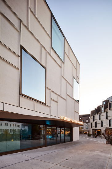 "Making technology come alive" is the motto of the Nuremberg branch of the Deutsches Museum. The large sunbelt D60 solar control glasses from arcon in the facade, which allow a view of the exhibits from the outside, also serve this purpose. - © Isolar Glas Beratung
