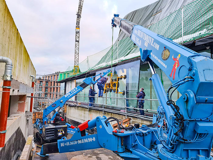Installations in difficult-to-access situations often require the use of various lifting devices. - © Heavydrive
