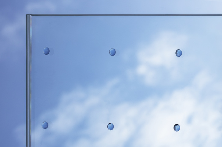 Die minimierte Abdeckung der vogelabweisenden Pailletten macht die Saflex FlySafe 3D Folien ideal für den Einsatz bei Fassaden, Fenstern, Oberlichtern, Atriumgläsern, Außentüren, Balustraden, Glasbrücken und vieles mehr. 