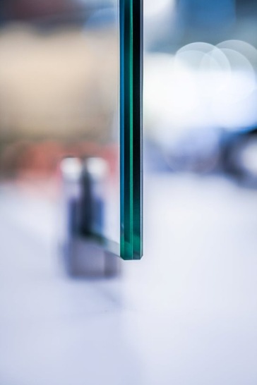 The vacuum insulating glass Fineo is filigree (thickness from 6 mm) and lets around 20 per cent more daylight into the building. It achieves higher solar energy gains, is more colour-neutral in its transparency and improves sound insulation by an average of 3 decibels.