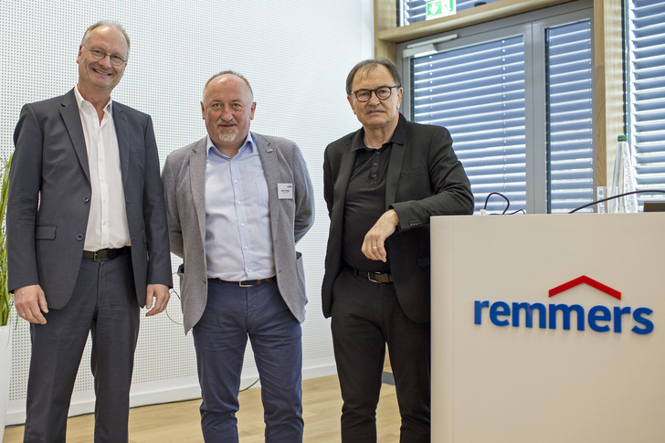 Martin Stöger with two prominent speakers: ex-football professional and coach Ewald Lienen (right) and weather expert Sven Plöger (left). - © Remmers
