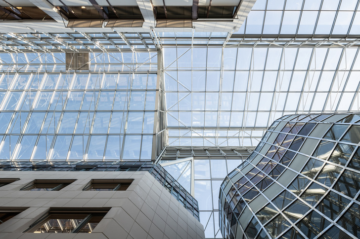 The SGG Cool-Lite Xtreme 70/33 (on extra-white diamond glass) used as facade glass in the project is characterised by very high transparency and clarity.