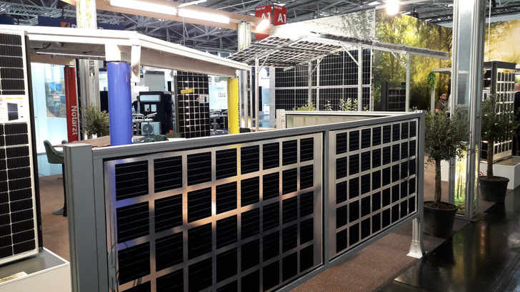 Gridparity AG‘s trade fair stand at Intersolar in Munich offered a wide range of glass-glass modules. - © Heiko Schwarzburger / photovoltaik
