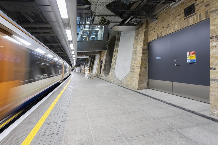 The doors at the individual stations must be particularly fire, sound and pressure resistant. In order to fulfil all values, Teckentrup developed a new door especially for this requirement profile.