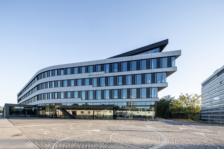 With its elegant curve, the new building of the Fraunhofer IEE in Kassel makes a striking statement towards the city centre. - © Schollglas / Benjamin Zweig BZ Architectural Photography
