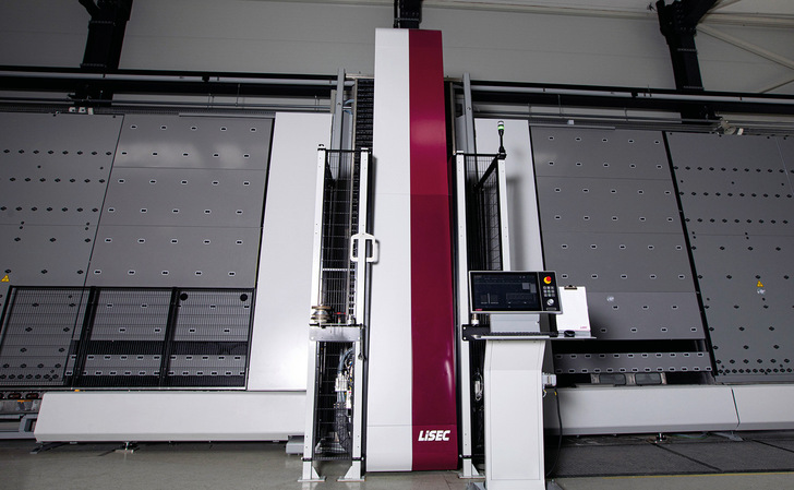 In Düsseldorf, Lisec will present the KSD-A, its fastest vertical edging and grinding machine. For glass edge processing, the machine uses circumferential discs for hemming and grinding. - © Lisec
