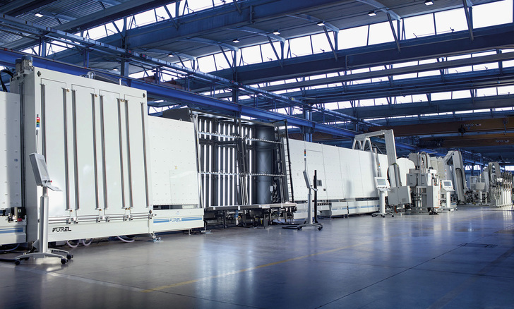 Visitors to the Forel stand at glasstec 2022 were able to actually see this vertical insulating glass line for thermoplastic spacers in the metal and operating live.