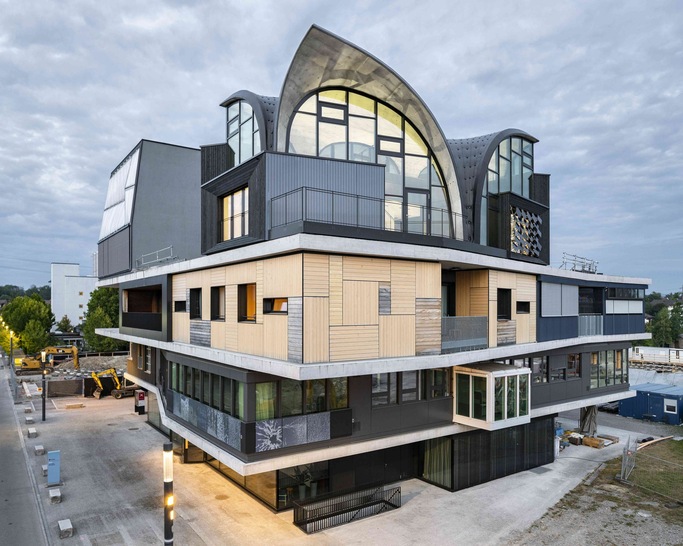 The HiLo unit sits like a crown on the top platform of the NEST research building on the Empa campus in Dübendorf (Switzerland). - © Roman Keller
