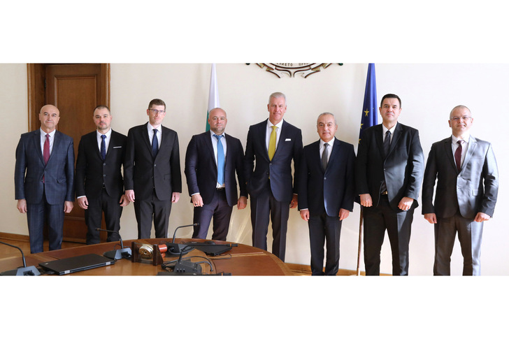 Managing Directors Markus Wirth (4th from left) and Dr. Peter Mrosik (4th from right) discussed Profine Energy's investment project with Prime Minister Galab Donev (3rd from right) and Minister of Economy Nikola Stoyanov (2nd from right) as well as other Bulgarian government representatives.