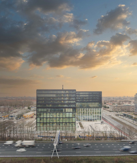 The new courthouse in Amsterdam has an attractive glass facade, and the building also features a lot of high-security glass from Saint-Gobain.