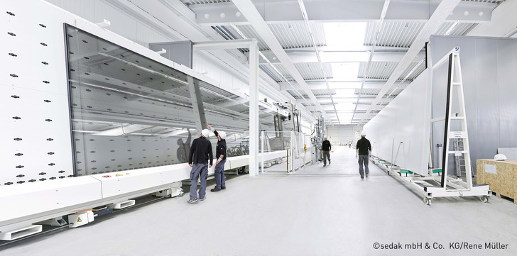 The largest insulating glass units (19.21 × 3.04 m) ever manufactured in Germany were made by sedak and were produced on the IGU line here in the picture.