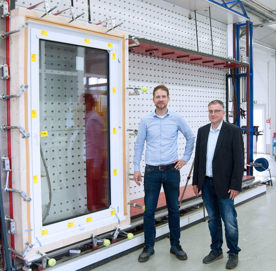 Foppe + Foppe and Veka combine their competences in the development of rationally manufactured window constructions. In the picture: Klaus Middendorp, Head of Sales at Foppe Metallbaumodule (r.) and Dennis Decker, Head of Veka AluConnect.