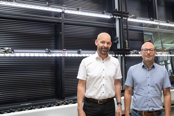 Those responsible at Glas Kühnel, managing directors Florian (l.) and Stefan Kühnel, also opted for Lisec system technology for their latest IGU line. - © Lisec
