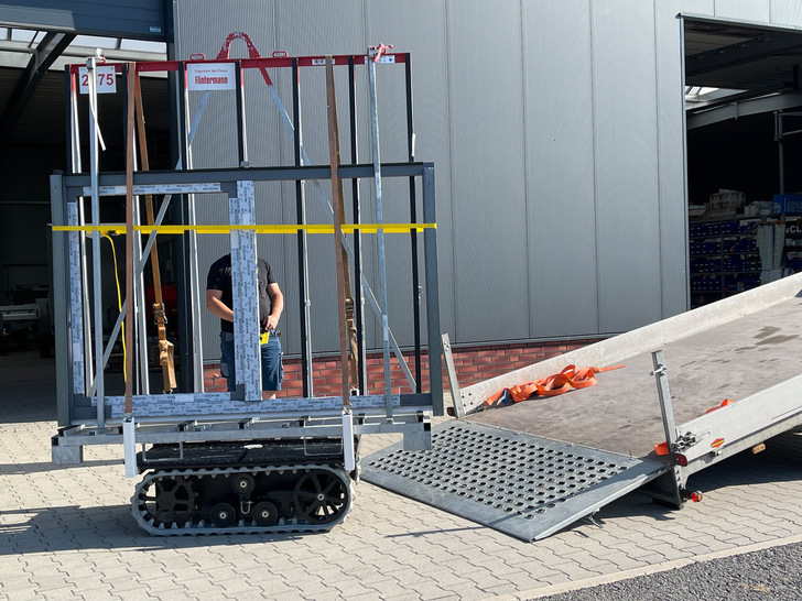 The TGT TT 1000 is a flexible carrying aid for construction sites and workshops. - © TGT Teupen
