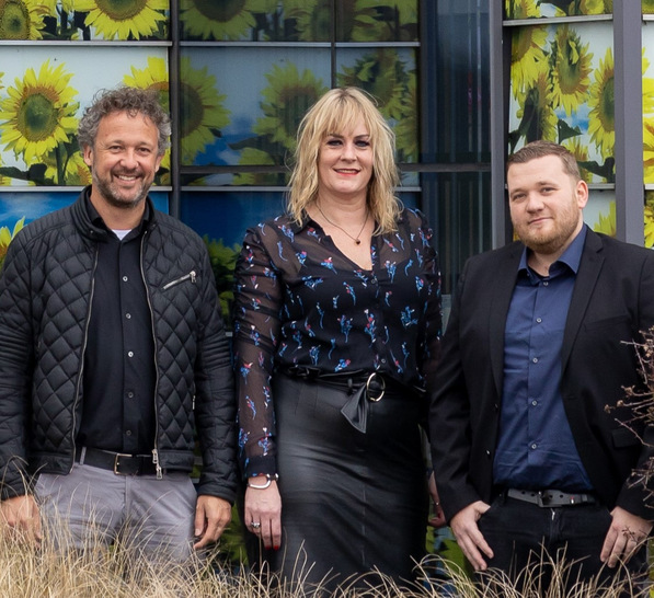 Andrea Beerlink (centre) has been managing director of Cura Glass as of January 1, 2023. On the left: owner Marijn van den Ingh; on the right: Bas Mulder, branch manager of Cura Glass Assen. - © Gino Photography en ICT 2023
