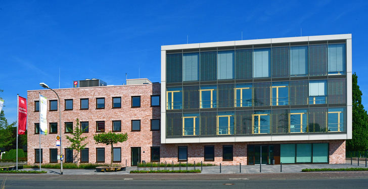 The facade of the municipal utility in Gronau in Münsterland generates electricity with the help of integrated PV modules. - © Mario Brand Commercial Photography
