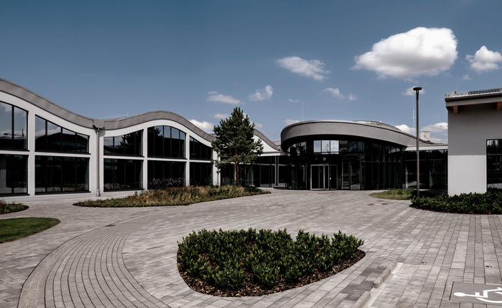 The IT campus in Paderborn meets the highest standards in terms of sustainability and energy efficiency. The heroal C 50 facade system, the heroal D 72 door system and the heroal W 72 window system make an important contribution to this. - © heroal
