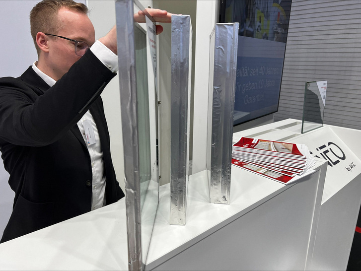 According to the developers, the new glass structures made of Fineo vacuum glass and Pyrobel fire-resistant glass achieve excellent radiation-physical values with thinner structures.