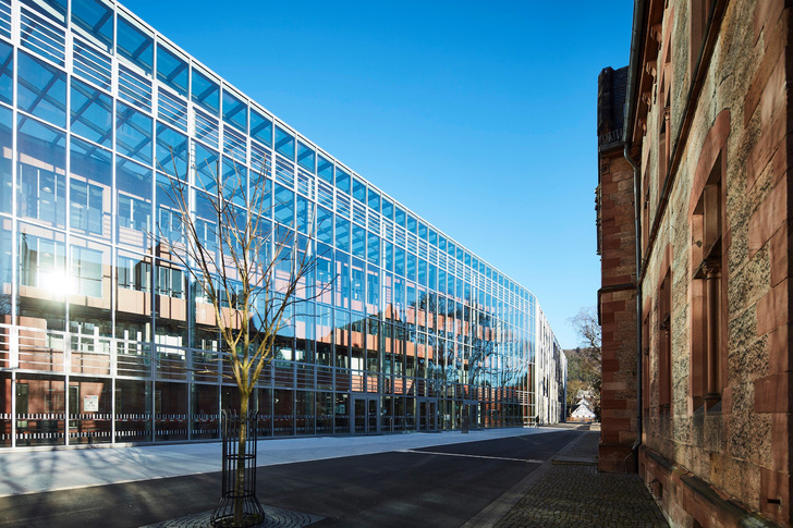 With its architecture, the new central library of the University of Marburg sets an accent in the cityscape of the central Hessian town. At the same time, it blends skilfully into the historical setting. - © Isolar
