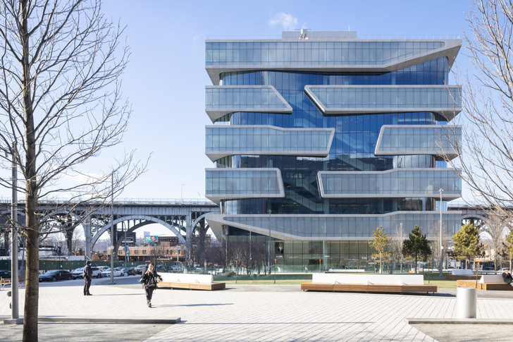 The new Henry R. Kravis Hall impresses with a facade design of opaque, white-framed storey bands wrapped around a glass core.