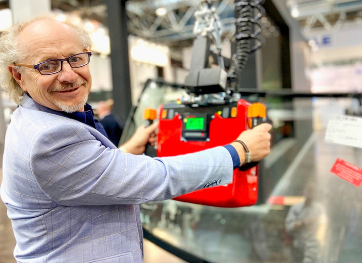 Managing Director Stefan Barbaric shows how one of the devices can be used. - © Matthias Rehberger / GW
