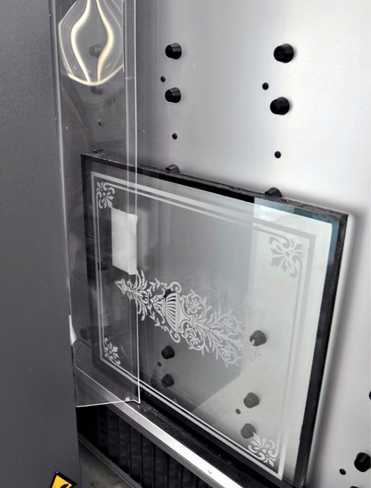 An easy job for the cericom laser: an intricate motif is engraved into an all-glass door.