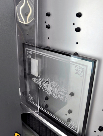 An easy job for the cericom laser: an intricate motif is engraved into an all-glass door. - © cericom
