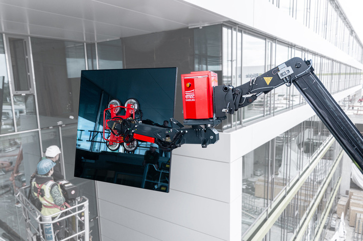 Tricky installation situations, such as here on the new building of Blickle GmbH, can be easily solved by the eT-Litocran700 and also save time and money during installation.