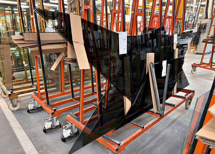 Interpane Hildesheim manufactures façade and balcony glass, glass canopies, interior glass doors and partitions, showers, fall-proof glass and model panes for interior and exterior use.