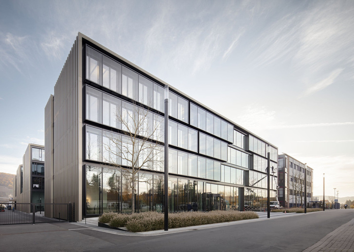 The facade of the WIKA development centre was equipped with partly oversized Gewe-therm facade glass (partly made of VSG).